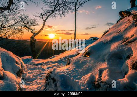 Schöne Winterlandschaft auf dem Jag im Taunus, Winter im Wald, schöner Blick über die Natur Deutschlands Stockfoto