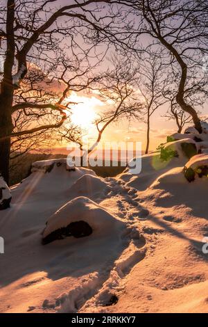 Schöne Winterlandschaft auf dem Jag im Taunus, Winter im Wald, schöner Blick über die Natur Deutschlands Stockfoto