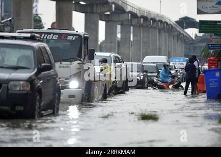 220913 -- BANGKOK, 13. September 2022 -- Fahrzeuge bewegen sich am 13. September 2022 im Hochwasser in Bangkok, Thailand. Die Bangkok Metropolitan Administration BMA gab am Dienstag eine Warnung vor mittelschweren bis schweren Regenfällen und möglichen Überschwemmungen von 16:00 bis 23:00 Uhr Ortszeit in den 12 Bezirken der thailändischen Hauptstadt heraus. Dies geschah, nachdem mehrere Teile der Stadt nach schweren Monsunregen in den letzten Tagen überflutet worden waren. THAILAND-BANGKOK-FLOODS RachenxSageamsak PUBLICATIONxNOTxINxCHN Stockfoto