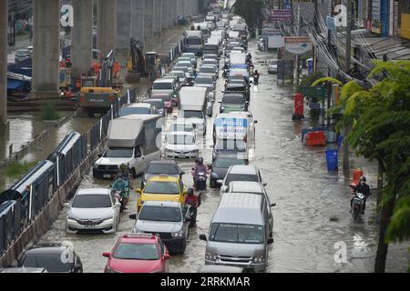 220913 -- BANGKOK, 13. September 2022 -- Fahrzeuge bewegen sich am 13. September 2022 im Hochwasser in Bangkok, Thailand. Die Bangkok Metropolitan Administration BMA gab am Dienstag eine Warnung vor mittelschweren bis schweren Regenfällen und möglichen Überschwemmungen von 16:00 bis 23:00 Uhr Ortszeit in den 12 Bezirken der thailändischen Hauptstadt heraus. Dies geschah, nachdem mehrere Teile der Stadt nach schweren Monsunregen in den letzten Tagen überflutet worden waren. THAILAND-BANGKOK-FLOODS RachenxSageamsak PUBLICATIONxNOTxINxCHN Stockfoto