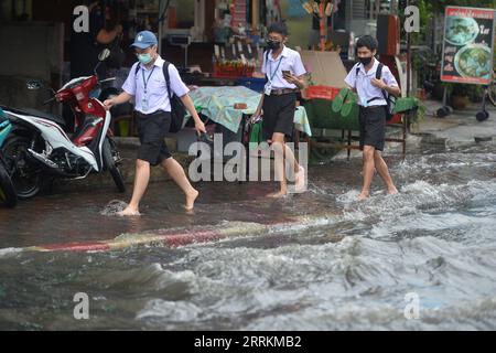 220913 -- BANGKOK, 13. September 2022 -- Menschen waten am 13. September 2022 in Bangkok, Thailand durch das Hochwasser. Die Bangkok Metropolitan Administration BMA gab am Dienstag eine Warnung vor mittelschweren bis schweren Regenfällen und möglichen Überschwemmungen von 16:00 bis 23:00 Uhr Ortszeit in den 12 Bezirken der thailändischen Hauptstadt heraus. Dies geschah, nachdem mehrere Teile der Stadt nach schweren Monsunregen in den letzten Tagen überflutet worden waren. THAILAND-BANGKOK-FLOODS RachenxSageamsak PUBLICATIONxNOTxINxCHN Stockfoto