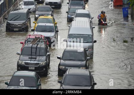 220913 -- BANGKOK, 13. September 2022 -- Fahrzeuge bewegen sich am 13. September 2022 im Hochwasser in Bangkok, Thailand. Die Bangkok Metropolitan Administration BMA gab am Dienstag eine Warnung vor mittelschweren bis schweren Regenfällen und möglichen Überschwemmungen von 16:00 bis 23:00 Uhr Ortszeit in den 12 Bezirken der thailändischen Hauptstadt heraus. Dies geschah, nachdem mehrere Teile der Stadt nach schweren Monsunregen in den letzten Tagen überflutet worden waren. THAILAND-BANGKOK-FLOODS RachenxSageamsak PUBLICATIONxNOTxINxCHN Stockfoto