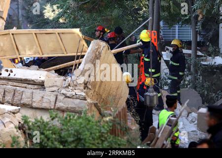 220913 -- AMMAN, 13. September 2022 -- Rettungskräfte suchen nach Überlebenden, nachdem ein Wohngebäude in Amman, Jordanien, am 13. September 2022 eingestürzt war. Die Zahl der Todesopfer im Wohnhaus-Zusammenbruch in Amman am Dienstag stieg auf fünf, sagte das öffentliche Sicherheitsministerium PSD in einer Erklärung. Foto von /Xinhua JORDAN-AMMAN-WOHNGEBÄUDE-ZUSAMMENBRUCH MohammadxAbuxGhosh PUBLICATIONxNOTxINxCHN Stockfoto