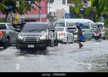 220913 -- BANGKOK, 13. September 2022 -- Fahrzeuge bewegen sich am 13. September 2022 im Hochwasser in Bangkok, Thailand. Die Bangkok Metropolitan Administration BMA gab am Dienstag eine Warnung vor mittelschweren bis schweren Regenfällen und möglichen Überschwemmungen von 16:00 bis 23:00 Uhr Ortszeit in den 12 Bezirken der thailändischen Hauptstadt heraus. Dies geschah, nachdem mehrere Teile der Stadt nach schweren Monsunregen in den letzten Tagen überflutet worden waren. THAILAND-BANGKOK-FLOODS RachenxSageamsak PUBLICATIONxNOTxINxCHN Stockfoto