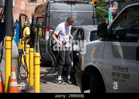 220914 -- NEW YORK, 14. September 2022 -- Ein Mann betankt Ein Fahrzeug an einer Tankstelle in New York, USA, 13. September 2022. Das US-Arbeitsministerium berichtete am Dienstag, dass die Verbraucherinflation im August um 8,3 Prozent gegenüber einem Jahr gestiegen ist, etwas niedriger als im Vormonat, aber immer noch auf einem erhöhten Niveau. Der Verbraucherpreisindex für alle städtischen Verbraucher CPI-U stieg im August saisonbereinigt um 0,1 Prozent, nachdem er im Juli unverändert geblieben war. Foto von /Xinhua U.S.-ECONOMY-CPI-INFLATION MichaelxNagle PUBLICATIONxNOTxINxCHN Stockfoto