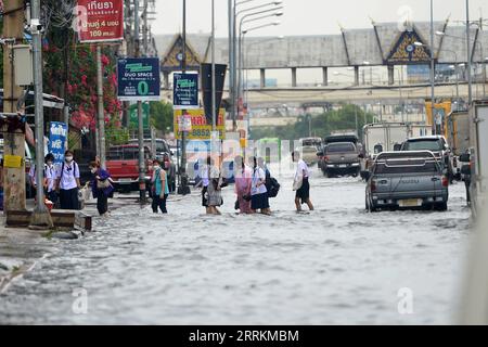 220913 -- BANGKOK, 13. September 2022 -- Menschen waten am 13. September 2022 in Bangkok, Thailand durch das Hochwasser. Die Bangkok Metropolitan Administration BMA gab am Dienstag eine Warnung vor mittelschweren bis schweren Regenfällen und möglichen Überschwemmungen von 16:00 bis 23:00 Uhr Ortszeit in den 12 Bezirken der thailändischen Hauptstadt heraus. Dies geschah, nachdem mehrere Teile der Stadt nach schweren Monsunregen in den letzten Tagen überflutet worden waren. THAILAND-BANGKOK-FLOODS RachenxSageamsak PUBLICATIONxNOTxINxCHN Stockfoto