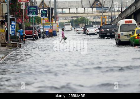 220913 -- BANGKOK, 13. September 2022 -- Ein Mann waten am 13. September 2022 in Bangkok, Thailand durch das Hochwasser. Die Bangkok Metropolitan Administration BMA gab am Dienstag eine Warnung vor mittelschweren bis schweren Regenfällen und möglichen Überschwemmungen von 16:00 bis 23:00 Uhr Ortszeit in den 12 Bezirken der thailändischen Hauptstadt heraus. Dies geschah, nachdem mehrere Teile der Stadt nach schweren Monsunregen in den letzten Tagen überflutet worden waren. THAILAND-BANGKOK-FLOODS RachenxSageamsak PUBLICATIONxNOTxINxCHN Stockfoto