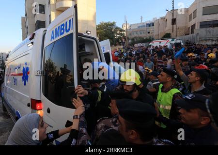 220913 -- AMMAN, 13. September 2022 -- Rettungskräfte überführen ein Opfer in einen Krankenwagen, nachdem ein Wohngebäude in Amman, Jordanien, am 13. September 2022 eingestürzt war. Die Zahl der Todesopfer im Wohnhaus-Zusammenbruch in Amman am Dienstag stieg auf fünf, sagte das öffentliche Sicherheitsministerium PSD in einer Erklärung. Foto von /Xinhua JORDAN-AMMAN-WOHNGEBÄUDE-ZUSAMMENBRUCH MohammadxAbuxGhosh PUBLICATIONxNOTxINxCHN Stockfoto