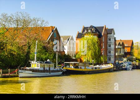 Frachter und Fischerboote, die in Wohnschiffe umgewandelt wurden, im Stadthafen leer Stockfoto