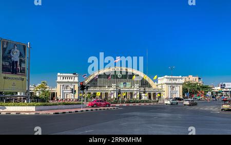 Hauptbahnhof mit Poster von König Maha Vajiralongkorn, Rama X, Bahnhof Hua Lamphong, Chinatown, Samphanthawong-Viertel; Bangkok; Thailand; Asien Stockfoto