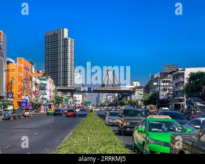 Straße in der Nähe des Hauptbahnhofs, Hua Lamphong Bahnhof, Chinatown, Samphanthawong Viertel; Bangkok; Thailand; Asien Stockfoto