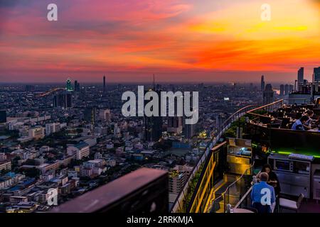 Vertigo Restaurant, Blick von der Dachterrasse des Banyan Tree Bangkok Tower, Sathon Tai Road, Sonnenuntergang, Bangkok, Thailand, Asien Stockfoto