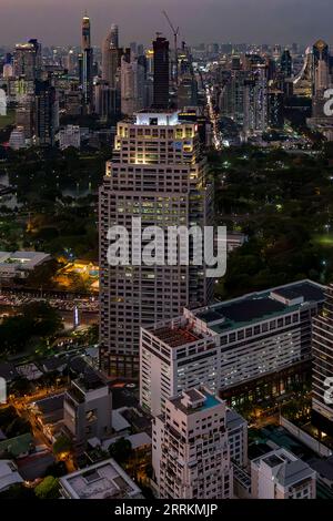 Blick von der Dachterrasse des Banyan Tree Bangkok Tower, U Chu Liang Building, HSBC Bank Building, hinter Baiyoke Tower II, 309 m, Sathon Tai Road, Abenddämmerung, Bangkok, Thailand, Asien Stockfoto