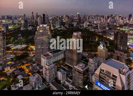 Blick von der Dachterrasse des Banyan Tree Bangkok Tower, U Chu Liang Building, HSBC Bank Building, Sala Daeng One Building, hinter Baiyoke Tower II, 309 m, Sathon Tai Road, Abenddämmerung, Bangkok, Thailand, Asien Stockfoto