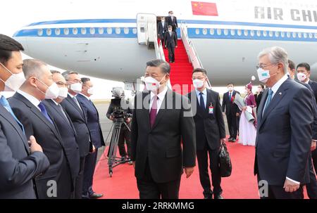 220914 -- NUR-SULTAN, 14. September 2022 -- der chinesische Präsident Xi Jinping kommt am Nursultan Nazarbajew International Airport zu einem Staatsbesuch in Kasachstan am 14. September 2022 an. XI. Wurde vom kasachischen Präsidenten Kassym-Jomart Tokajew und einer Gruppe hoher Beamter, darunter der stellvertretende kasachische Premierminister und Außenminister Mukhtar Tileuberdi und nur-Sultan-Bürgermeister Altai Kulginov, herzlich begrüßt. KASACHSTAN-CHINA-XI JINPING-STATE BESUCH YAOXDAWEI PUBLICATIONXNOTXINXCHN Stockfoto