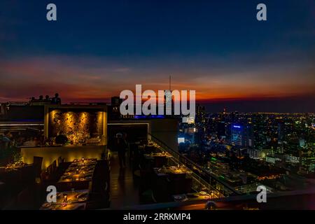 Moon Bar Rooftop Coctails und Vertigo Restaurant, Blick von der Dachterrasse des Banyan Tree Bangkok Tower, hinter dem King Power MahaNakhon Tower, 314 m, Sathon Tai Road, Sonnenuntergang, Bangkok, Thailand, Asien Stockfoto