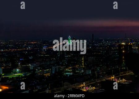 Blick von der Dachterrasse des Banyan Tree Bangkok Tower, Sathon Tai Road, am Abend, Bangkok, Thailand, Asien Stockfoto