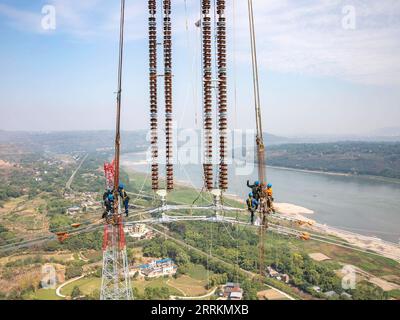 220913 -- CHONGQING, 13. September 2022 -- Techniker arbeiten während der Überleitung des Yangtze-Flusses für das 800-kv-UHVDC-Hochspannungs-Gleichstrom-UHGÜ-Übertragungsprojekt Chongqing im südwestchinesischen Chongqing, 13. September 2022. Nach einer 13-tägigen Kampagne wurde am Dienstag der Kabelbetrieb über den Yangtze-Fluss für das Projekt der 800-kv-UHGÜ-Hochspannungs-Gleichstrom-UHGÜ-Übertragungsleitung Baihetan-Zhejiang erfolgreich abgeschlossen. Die 2.140 Kilometer lange Strecke, deren Bau im Oktober 2021 begann, schlängelt sich durch Sichuan, Chongqing, Hubei, Anhui und Stockfoto