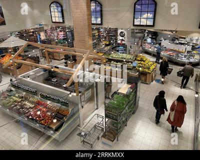 220914 -- STOCKHOLM, 14. September 2022 -- Menschen kaufen in einem Supermarkt in Stockholm, Schweden, 14. September 2022. Laut offiziellen Statistiken, die am Mittwoch veröffentlicht wurden, erreichte die schwedische Inflationsrate im August ein neues Dreizehntjahrshoch. Der CPIF-Verbraucherpreisindex mit einer festverzinslichen Zwölfmonatsinflation erreichte im August 9 Prozent, gegenüber 8 Prozent im Juli, so Statistik Schweden. SCHWEDEN-STOCKHOLM-INFLATION HexMiao PUBLICATIONxNOTxINxCHN Stockfoto