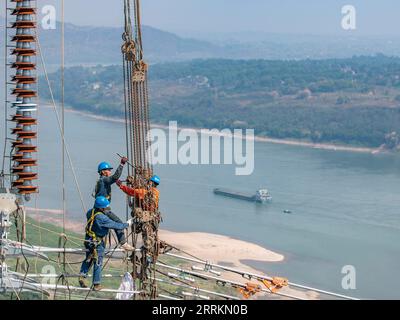 220913 -- CHONGQING, 13. September 2022 -- Techniker arbeiten während der Überleitung des Yangtze-Flusses für das 800-kv-UHVDC-Hochspannungs-Gleichstrom-UHGÜ-Übertragungsprojekt Chongqing im südwestchinesischen Chongqing, 13. September 2022. Nach einer 13-tägigen Kampagne wurde am Dienstag der Kabelbetrieb über den Yangtze-Fluss für das Projekt der 800-kv-UHGÜ-Hochspannungs-Gleichstrom-UHGÜ-Übertragungsleitung Baihetan-Zhejiang erfolgreich abgeschlossen. Die 2.140 Kilometer lange Strecke, deren Bau im Oktober 2021 begann, schlängelt sich durch Sichuan, Chongqing, Hubei, Anhui und Stockfoto