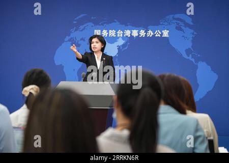 220914 -- PEKING, 14. September 2022 -- Sprecher des Büros für Taiwan-Angelegenheiten des Staatsrats Zhu Fenglian Gesten bei einer regelmäßigen Pressekonferenz in Peking, Hauptstadt Chinas, 14. September 2022. CHINA-BEIJING-STATE COUNCIL-TAIWAN AFFAIRS BÜRO-PRESSEKONFERENZ CN CHENXYEHUA PUBLICATIONXNOTXINXCHN Stockfoto