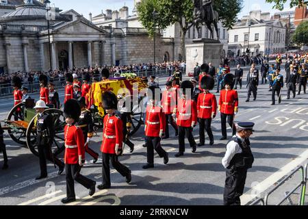 220915 -- LONDON, 15. September 2022 -- die Gardisten begleiten den Sarg von Königin Elisabeth II. Während einer Prozession vom Buckingham Palace zur Westminster Hall für die Queen’s Living-in-State in London, Großbritannien, am 14. September 2022. Foto von /Xinhua BRITAIN-LONDON-PROCESSION-SARG-QUEEN ELIZABETH II StephenxChung PUBLICATIONxNOTxINxCHN Stockfoto