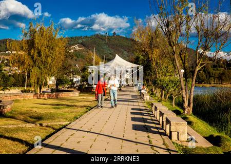 Paipa, Boyaca, Kolumbien – 8. August 2023: Pfad des künstlichen Sees Sochagota, der 1956 erbaut wurde, um Paipa ein touristisches Potenzial zu bieten Stockfoto