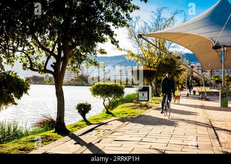 Paipa, Boyaca, Kolumbien – 8. August 2023: Pfad des künstlichen Sees Sochagota, der 1956 erbaut wurde, um Paipa ein touristisches Potenzial zu bieten Stockfoto