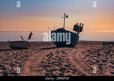 Fischerboote bei Sonnenaufgang, Baabe, Rügen, Mecklenburg-Vorpommern, Deutschland Stockfoto