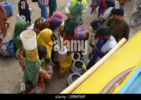 220916 -- JAMSHORO, 16. September 2022 -- Überschwemmungsopfer nehmen Trinkwasser aus einem Wassertanker im Bezirk Jamshoro, Provinz Sindh, Pakistan, 15. September 2022. Mindestens 22 Menschen wurden getötet und neun weitere wurden bei schweren, durch den Monsunregen ausgelösten Sturzfluten in den letzten 24 Stunden in Pakistan verletzt, sagte die nationale Katastrophenschutzbehörde NDMA. STR/Xinhua PAKISTAN-JAMSHORO-FLOW Stringer PUBLICATIONxNOTxINxCHN Stockfoto