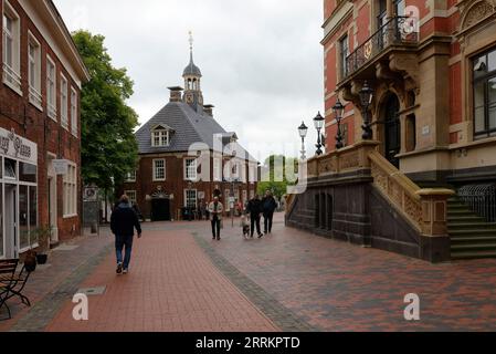 Altstadt mit Blick auf die alten Waagen am Hafen in leer, Ostfriesland, Niedersachsen, Deutschland Stockfoto