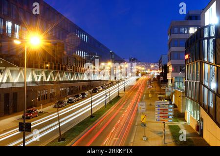 Blick auf das Einkaufszentrum Limbecker Platz und das Medienhaus der Funke Medien Gruppe im Abendlicht, Essen (Ruhr), Ruhrgebiet, Nordrhein-Westfalen, Deutschland Stockfoto