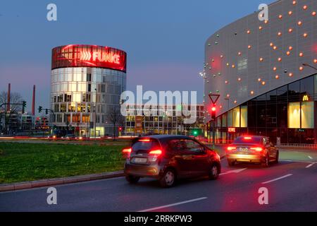 Medienturm der Funke Medien Gruppe und Einkaufszentrum Limbecker Platz in der Essener Innenstadt im Abendlicht, Essen (Ruhr), Ruhrgebiet, Nordrhein-Westfalen, Deutschland Stockfoto