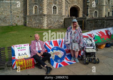 Windsor, Berkshire, Großbritannien. 8. September 2023. Es war ein überraschend ruhiger Tag in Windsor, Berkshire, zum Jahrestag des Todes von Königin Elisabeth II Die Royal Superfans Bartly Graham (L) aus London und Kerry Evans (R) aus Gainsborough kamen, um den Tag außerhalb von Windsor Castle zu verbringen. Quelle: Maureen McLean/Alamy Live News Stockfoto