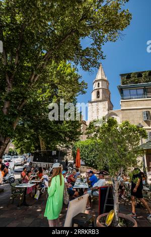 Frau auf der Straße, Place du Calvarie im Hintergrund, Marseille, Provence, Südfrankreich, Frankreich, Europa Stockfoto