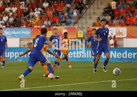 WAALWIJK - (lr) Million Manhoef of Holland U21 erzielt die 3:0, Ion Bors of MOLDAWIEN U21, Lurie Lova of Moldawien U21 während des Qualifikationsspiels zur Europameisterschaft in Gruppe C zwischen den Niederlanden O21 und Moldawien U21 im Mandemakers Stadium am 8. September 2023 in Waalwijk, Niederlande. ANP BART STOUTJESDIJK Stockfoto