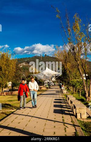 Paipa, Boyaca, Kolumbien – 8. August 2023: Pfad des künstlichen Sees Sochagota, der 1956 erbaut wurde, um Paipa ein touristisches Potenzial zu bieten Stockfoto