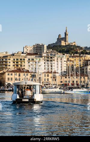 Blick vom Hafen auf Notre-Dame de la Garde in Marseille, Provence, Südfrankreich, Frankreich, Europa Stockfoto