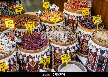 Gewürze auf einem orientalischen Markt von Marseille, Provence, Südfrankreich, Frankreich, Europa Stockfoto