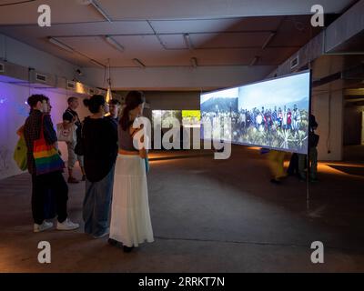 Linz, Österreich. 8. September 2023. ARS ELECTRONICA FESTIVAL: Ausstellung „WHO OWNS THE TRUTH“ in der Postcity Linz ©Andreas Stroh Credit: Andreas Stroh/Alamy Live News Stockfoto