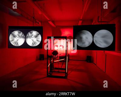 Linz, Österreich. 8. September 2023. ARS ELECTRONICA FESTIVAL: Ausstellung „WHO OWNS THE TRUTH“ in der Postcity Linz ©Andreas Stroh Credit: Andreas Stroh/Alamy Live News Stockfoto