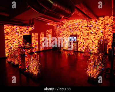 Linz, Österreich. 8. September 2023. ARS ELECTRONICA FESTIVAL: Ausstellung „WHO OWNS THE TRUTH“ in der Postcity Linz ©Andreas Stroh Credit: Andreas Stroh/Alamy Live News Stockfoto