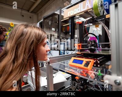 Linz, Österreich. 8. September 2023. ARS ELECTRONICA FESTIVAL: Ausstellung „WHO OWNS THE TRUTH“ in der Postcity Linz ©Andreas Stroh Credit: Andreas Stroh/Alamy Live News Stockfoto