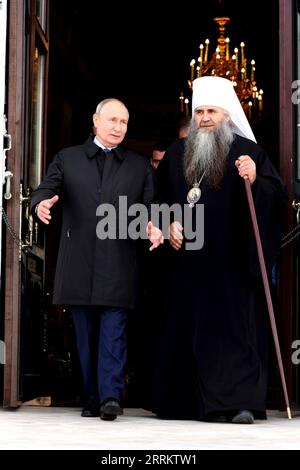 Arzamas, Russland. September 2023. Der russische Präsident Wladimir Putin, links, spricht mit dem russisch-orthodoxen Metropoliten Georgi von Nischni Nowgorod und Arzamas, rechts, während sie die Auferstehungskathedrale am 8. September 2023 in Arzamas, Russland, verlassen. Kredit: Michail Klimentjew/Kreml Pool/Alamy Live News Stockfoto