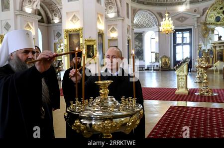 Arzamas, Russland. September 2023. Der russische Präsident Wladimir Putin, rechts, und der orthodoxe Metropolit Georgi von Nischni Nowgorod, links, zünden bei einem Besuch der Auferstehungskathedrale am 8. September 2023 in Arzamas, Russland, eine Kerze an. Kredit: Michail Klimentjew/Kreml Pool/Alamy Live News Stockfoto