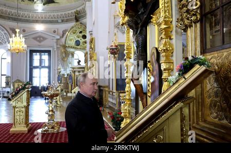 Arzamas, Russland. September 2023. Der russische Präsident Wladimir Putin betrachtet die komplizierte Handwerkskunst während eines Besuchs der Auferstehungskathedrale am 8. September 2023 in Arzamas, Russland. Kredit: Michail Klimentjew/Kreml Pool/Alamy Live News Stockfoto