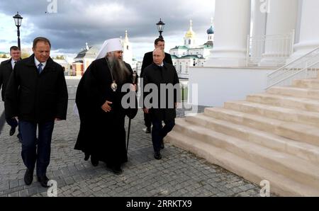 Arzamas, Russland. September 2023. Der russische Präsident Wladimir Putin, rechts, hört dem orthodoxen Metropoliten Georgi von Nischni Nowgorod, Zentrum, nach dem Besuch der Auferstehungskathedrale am 8. September 2023 in Arzamas, Russland zu. Kredit: Michail Klimentjew/Kreml Pool/Alamy Live News Stockfoto