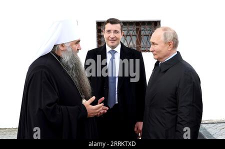 Arzamas, Russland. September 2023. Der russische Präsident Wladimir Putin, rechts, hört dem russisch-orthodoxen Metropoliten Georgi von Nischni Nowgorod und Arzamas zu, links, während der Gouverneur der Region Nischni Nowgorod, Gleb Nikitin, Mitte, auf die Auferstehungskathedrale schaut, 8. September 2023 in Arzamas, Russland. Kredit: Michail Klimentjew/Kreml Pool/Alamy Live News Stockfoto