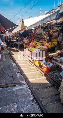 Verkauf von Lebensmitteln auf Schienen, Maeklong Railway Market, Talad Rom Hub Railway Market, in der Nähe von Bangkok, Samut Songkhram, Thailand, Asien. Stockfoto