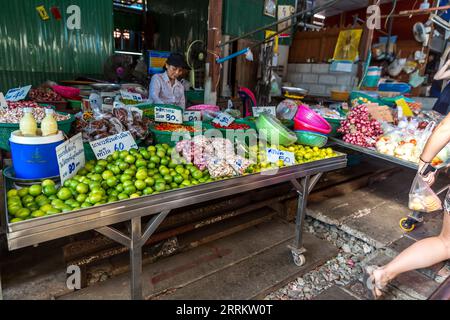 Verkauf von Lebensmitteln auf Schienen, Maeklong Railway Market, Talad Rom Hub Railway Market, in der Nähe von Bangkok, Samut Songkhram, Thailand, Asien. Stockfoto